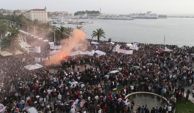 Na splitskoj Obali hrvatskog narodnog preporoda održan je veliki prosvjed Torcide protiv vodstva Hrvatskog nogometnog saveza.  Photo: Tino Jurić/PIXSELL