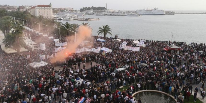 Na splitskoj Obali hrvatskog narodnog preporoda održan je veliki prosvjed Torcide protiv vodstva Hrvatskog nogometnog saveza. Photo: Tino Jurić/PIXSELL Na splitskoj Obali hrvatskog narodnog preporoda održan je veliki prosvjed Torcide protiv vodstva Hrvatskog nogometnog saveza. Photo: Tino Jurić/PIXSELL