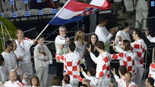 London, 270712.
Olimpijski stadion.
Svecano otvaranje Olimpijskih Igra u Londonu.
Na fotografiji: hrvatski sportasi u defileu, rukometni golman Venio Losert nosi zastavu dok ga slikaju njegove kolege iz reprezentacije.
Foto: Drago Sopta / CROPIX