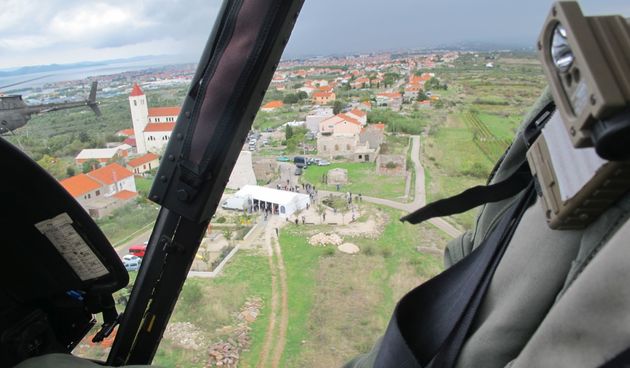 Piloti pozdravnim preletom Kiowa nad Dračevcem čestitali Dan obrane Zadra