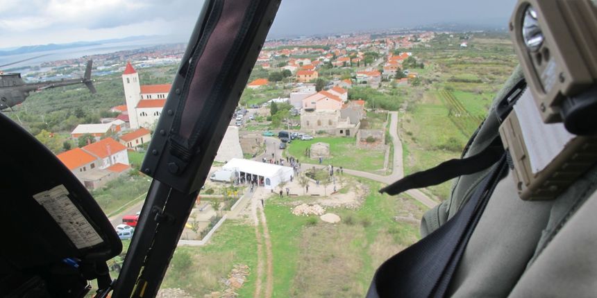 Piloti pozdravnim preletom Kiowa nad Dračevcem čestitali Dan obrane Zadra