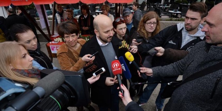 Trg bana Josipa Jelacica, ministar rada i mirovinskog sustava, Mirando Mrsic, ministar poduzetnistva i obrta, Gordan Maras, Gordana Sobol i Karolina Leakovic, pridruzili su se clanicama Socijaldemokratskog foruma zena SDP-a povodom humanitarne akcije prig