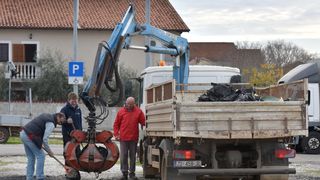 Vučnoj službi Deur na parkingu izgorjela dva vozila