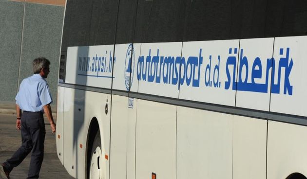 Sibenik – Zbog blokade racuna i ne mogucnosti kupovine goriva autobusi Autotransporta u Sibeniku ostali su na parkingu ispred svoje garaze. Gradski prijevoz obavljaju zamjenski autobusi privatnika Photo: Hrvoje Jelavic/PIXSELL