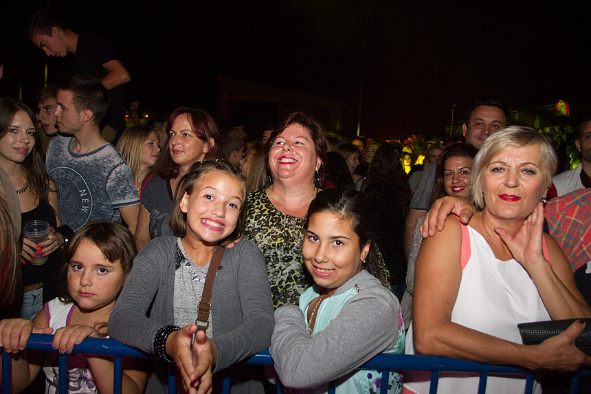 Mještani Bibinja sinoć su uživali u vrhunskom koncertu grupe Colonija na sportskom centru Crljenica Mještani Bibinja sinoć su uživali u vrhunskom koncertu grupe Colonija na sportskom centru Crljenica