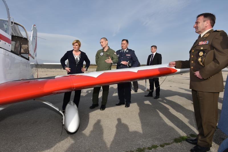 Predsjednica Kolinda Grabar-Kitarović posjetila 93. zrakoplovnu bazu Zemunik. Foto: Dino Stanin/PIXSELL
