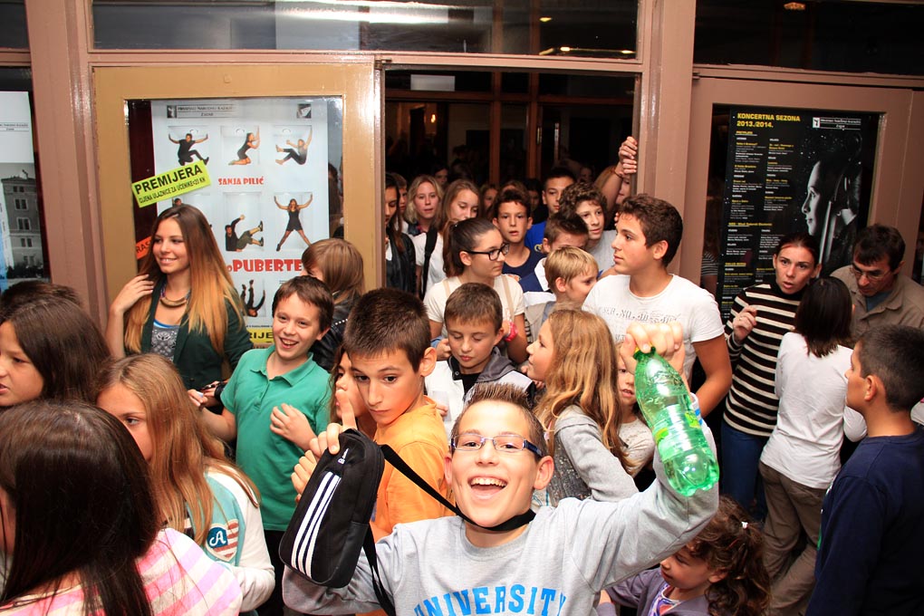 U suradnji HNK Zadar i Kazališne udruge “Igrajmo se” premijerno je izvedena predstava “Sasvim sam popubertetio” u režiji Žane Bumber. foto: Iva Perinčić U suradnji HNK Zadar i Kazališne udruge “Igrajmo se” premijerno je izvedena predstava “Sasvim sam popubertetio” u režiji Žane Bumber. foto: Iva Perinčić