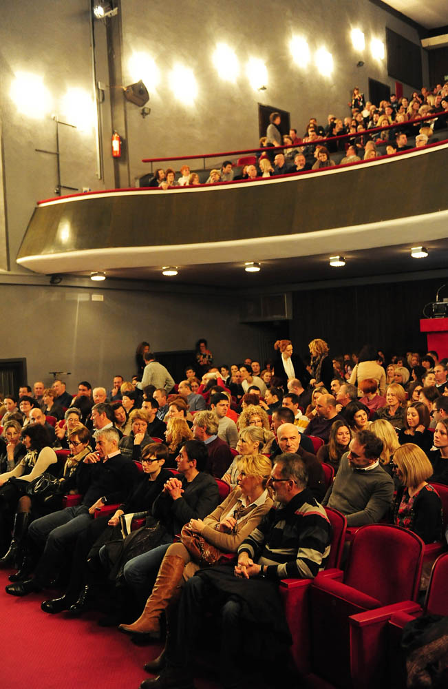 Zadar, 28.02.2013. snimio: Nenad Marčev,
PLANET ART,
Raymond Queneu,
STILSKE VJEŽBE,
Redatelj Tomislav Radić,
Igraju: Lela Margitić i Pero Kvrgić,
Dvorana HNK Zadar Zadar, 28.02.2013. snimio: Nenad Marčev,
PLANET ART,
Raymond Queneu,
STILSKE VJEŽBE,
Redatelj Tomislav Radić,
Igraju: Lela Margitić i Pero Kvrgić,
Dvorana HNK Zadar