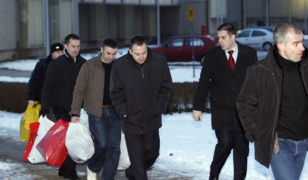 Zagreb, 090210.
Ulica Dr Luje Naletilica, zatvor u Remetincu.
Nakon tri mjeseca pritvora danas su pusteni direktori HAC-a Jurica Prskalo, Marijo Lovrincevic, Goran Legac i Zeljko Kandzija dok je u pritvoru ostao samo Slaven Zuzul suvlasnik firme Skladgrad