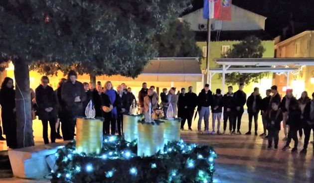 Paljenje adventske svijeće, Pag