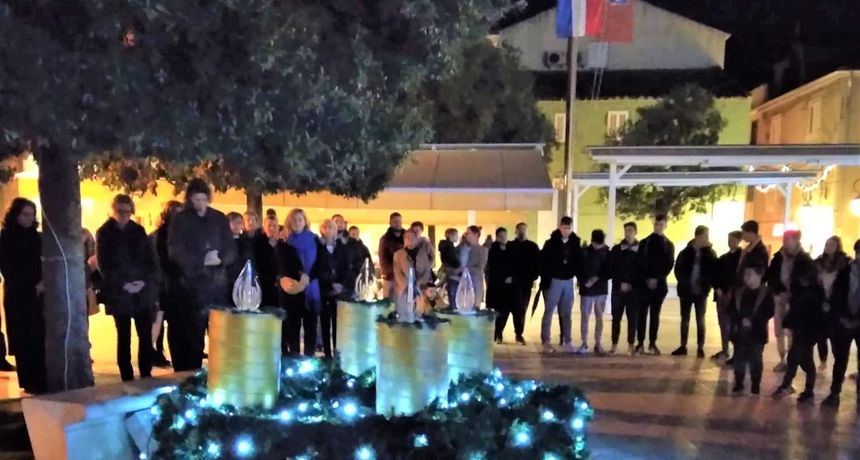 Paljenje adventske svijeće, Pag