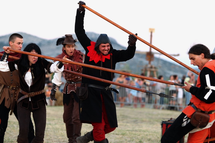 Zadar, Vrana, 170812.
Povijesno turisticki spektakl koji organizira TZ Pakostane i udruga Vitezovi vranski danas se nastavlja rekonstrukcijom bitke za Vranu, na autenticnoj lokaciji u Hanu Jusuf – pase Maskovica. U sklopu Dana vitezova vranskih podignuti Zadar, Vrana, 170812.
Povijesno turisticki spektakl koji organizira TZ Pakostane i udruga Vitezovi vranski danas se nastavlja rekonstrukcijom bitke za Vranu, na autenticnoj lokaciji u Hanu Jusuf – pase Maskovica. U sklopu Dana vitezova vranskih podignuti