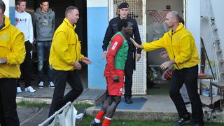 Zadar, 260513.
Stadion Stanovi.
Utakmica MAXtv 1. HNL izmedju Zadra i Splita. Nakon utakmice tamnoputi igrac Splita Belle je reagirao na rasisticke uvrede iz publike pa je doslo do naguravanja i tucnjave sa zastitarom.
Foto: Luka Gerlanc / CROPIX Zadar, 260513.
Stadion Stanovi.
Utakmica MAXtv 1. HNL izmedju Zadra i Splita. Nakon utakmice tamnoputi igrac Splita Belle je reagirao na rasisticke uvrede iz publike pa je doslo do naguravanja i tucnjave sa zastitarom.
Foto: Luka Gerlanc / CROPIX