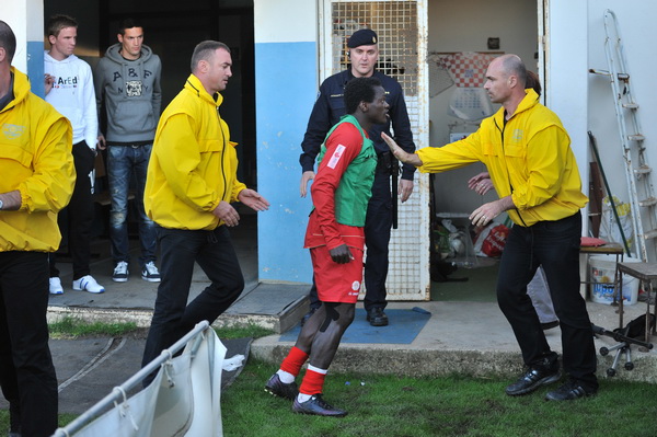 Zadar, 260513.
Stadion Stanovi.
Utakmica MAXtv 1. HNL izmedju Zadra i Splita. Nakon utakmice tamnoputi igrac Splita Belle je reagirao na rasisticke uvrede iz publike pa je doslo do naguravanja i tucnjave sa zastitarom.
Foto: Luka Gerlanc / CROPIX Zadar, 260513.
Stadion Stanovi.
Utakmica MAXtv 1. HNL izmedju Zadra i Splita. Nakon utakmice tamnoputi igrac Splita Belle je reagirao na rasisticke uvrede iz publike pa je doslo do naguravanja i tucnjave sa zastitarom.
Foto: Luka Gerlanc / CROPIX