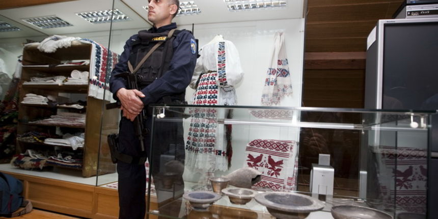 Vinkovci, 290312.
U Gradskom muzeju Vinkovci pod policijskim osiguranjem predstavljen je vrijedan arheoloski nalaz,vise od 30 kilograma antickog srebrnog posudja s kraja 4. stoljeca.Pedeset komada rimskog posudja pronasla je zagrebacka tvrtka Geoarheo 23. Vinkovci, 290312.
U Gradskom muzeju Vinkovci pod policijskim osiguranjem predstavljen je vrijedan arheoloski nalaz,vise od 30 kilograma antickog srebrnog posudja s kraja 4. stoljeca.Pedeset komada rimskog posudja pronasla je zagrebacka tvrtka Geoarheo 23.