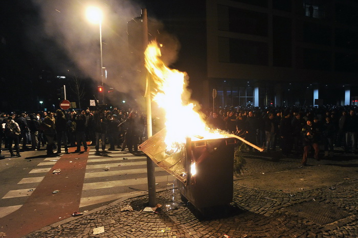 Maribor (Slovenija), 031212.
Prosvjed gradjana Maribora protiv trenutacnog gradonacelnika Franca Kanglera, osumnjicenog za umjesanost u korupciju. Prosvjed je zapoceo okupljanjem nekoliko tisuca ljudi na Trgu Slobode, a zatim se preselio ispred zgrade opc Maribor (Slovenija), 031212.
Prosvjed gradjana Maribora protiv trenutacnog gradonacelnika Franca Kanglera, osumnjicenog za umjesanost u korupciju. Prosvjed je zapoceo okupljanjem nekoliko tisuca ljudi na Trgu Slobode, a zatim se preselio ispred zgrade opc