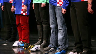 Zagreb, 240110.
U zagrebackom HNK veceras je premijerno izvedena predstava Srce moje kuca za nju. Montaz stroj i Plesni centar Tala inscenirali su legendarnu nogometnu utakmicu Hrvatske protiv Engleske iz 2007. g. kada je Hrvatska pobijedila na Wembley st