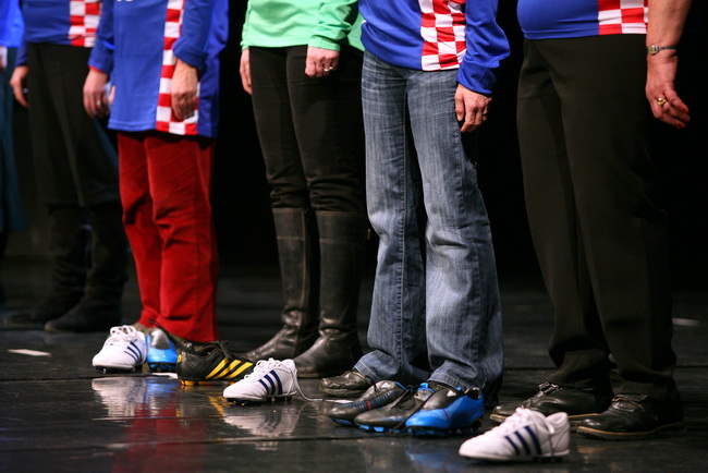 Zagreb, 240110.
U zagrebackom HNK veceras je premijerno izvedena predstava Srce moje kuca za nju. Montaz stroj i Plesni centar Tala inscenirali su legendarnu nogometnu utakmicu Hrvatske protiv Engleske iz 2007. g. kada je Hrvatska pobijedila na Wembley st