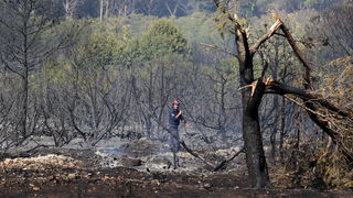 Zadar, Babindub, 230812.
Pozar u mjestu Babindub, kraj Zadra, u blizini aerodroma. Pozar je izbio medju kucama, na rubu borove sume kod vojnog aerodroma. Dio terena je miniran pa su u gasenju sudjelovali i kanaderi.
Foto: Jure Miskovic / CROPIX