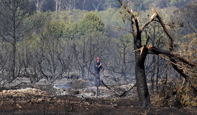 Zadar, Babindub, 230812.
Pozar u mjestu Babindub, kraj Zadra, u blizini aerodroma. Pozar je izbio medju kucama, na rubu borove sume kod vojnog aerodroma. Dio terena je miniran pa su u gasenju sudjelovali i kanaderi.
Foto: Jure Miskovic / CROPIX