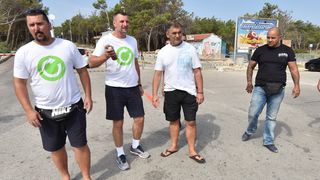 Okršaj kod Zrća: redari opet otjerali udrugu bivših ovisnika