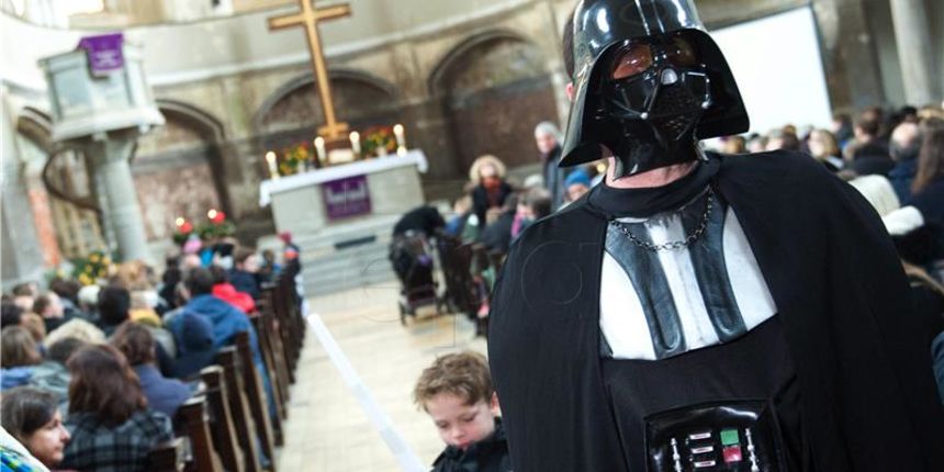 Vjernici u Berlinu na misi s temom “Ratova zvijezda”, Foto: Hina