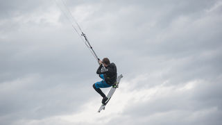 Južina nekima donosi glavobolju, surferima i kajterima je prava radost. Tako je bilo i jučer. Na biogradskoj plaži Dražica okupilo se dvadesetak ljubitelja vjetra, većina iz kiteboarding kluba Badevana-surf iz Zagreba. Iako su po meteorološkoj prognozi oč