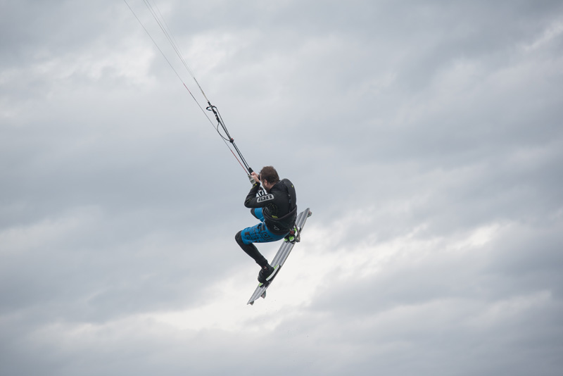 Južina nekima donosi glavobolju, surferima i kajterima je prava radost. Tako je bilo i jučer. Na biogradskoj plaži Dražica okupilo se dvadesetak ljubitelja vjetra, većina iz kiteboarding kluba Badevana-surf iz Zagreba. Iako su po meteorološkoj prognozi oč