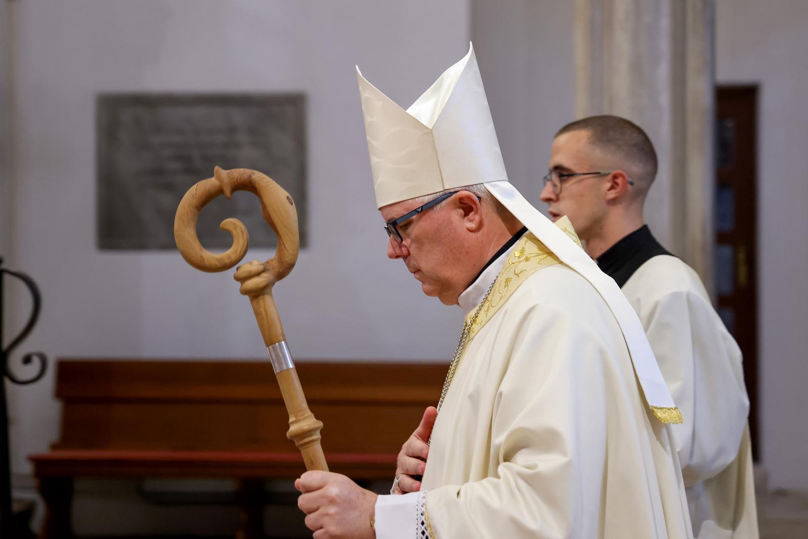 Nadbiskup Milan Zgrablić predvodio misu zadušnicu za Papu Franju Nadbiskup Milan Zgrablić predvodio misu zadušnicu za Papu Franju