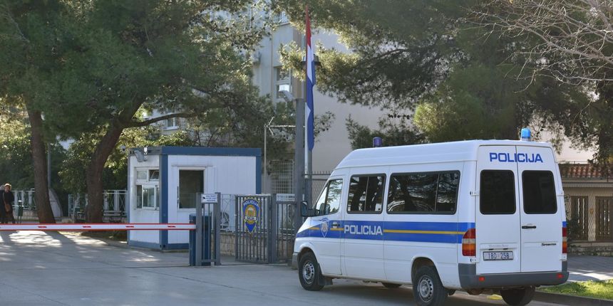 Nepoznati počinitelj bacio eksplozivnu napravu u dvorište PU Zadarske