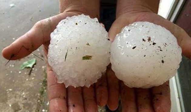 Tuča veličibe jabune u mjestu Recoaro Terme u pokrajini Veneto u Italiji