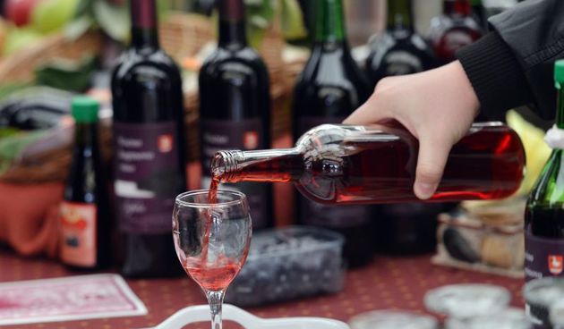 10.11.2013., Sveti Martin na Muri – Mjestani Svetog Martina na Muri s svecenikom su obiljezili Martinje i pretvorili most u vino. Photo: Marko Jurinec/PIXSELL Autor  Marko Jurinec/PIXSELL KLJUČNE RIJEČI  krstenje, Sveti Martin na Muri, Martinje, vino, a