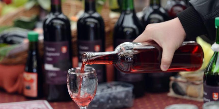 10.11.2013., Sveti Martin na Muri – Mjestani Svetog Martina na Muri s svecenikom su obiljezili Martinje i pretvorili most u vino. Photo: Marko Jurinec/PIXSELL Autor Marko Jurinec/PIXSELL KLJUČNE RIJEČI krstenje, Sveti Martin na Muri, Martinje, vino, a 10.11.2013., Sveti Martin na Muri – Mjestani Svetog Martina na Muri s svecenikom su obiljezili Martinje i pretvorili most u vino. Photo: Marko Jurinec/PIXSELL Autor Marko Jurinec/PIXSELL KLJUČNE RIJEČI krstenje, Sveti Martin na Muri, Martinje, vino, a