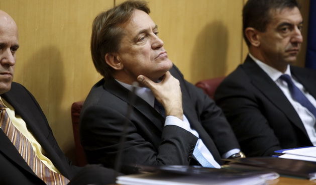 Zagreb, 0121209.
Sabor.
Markov trg.
Sjednica sabora na temu o povjerenju ministru Bozidaru Kalmeti.
Na fotografiji: Bozidar Kalmeta i Darko Milinovic.
Foto: Goran Mehkek / CROPIX