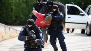 Zadar, 280912.
U sjedistu Policijske uprave zadarske u Centru Franko Lisica u Zadru, odrzala se svecana proslava Dana policije. Uz govor novog nacelnika PU zadarske Nevena Paskalina odrzana je i pokazna vjezba zadarskih specijalaca.
Na fotografiji: pokazn Zadar, 280912.
U sjedistu Policijske uprave zadarske u Centru Franko Lisica u Zadru, odrzala se svecana proslava Dana policije. Uz govor novog nacelnika PU zadarske Nevena Paskalina odrzana je i pokazna vjezba zadarskih specijalaca.
Na fotografiji: pokazn