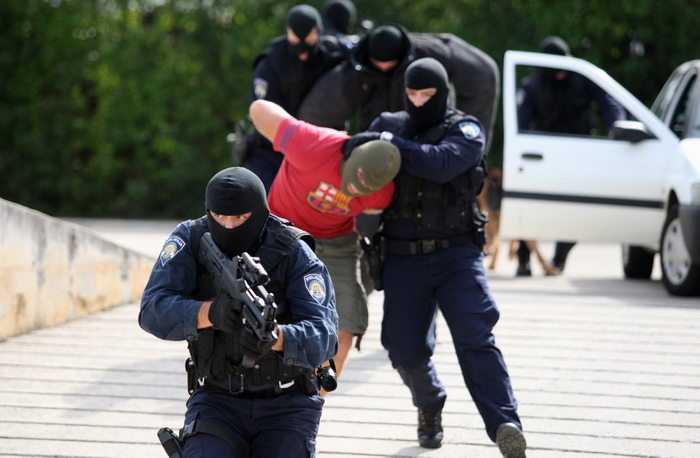 Zadar, 280912.
U sjedistu Policijske uprave zadarske u Centru Franko Lisica u Zadru, odrzala se svecana proslava Dana policije. Uz govor novog nacelnika PU zadarske Nevena Paskalina odrzana je i pokazna vjezba zadarskih specijalaca.
Na fotografiji: pokazn Zadar, 280912.
U sjedistu Policijske uprave zadarske u Centru Franko Lisica u Zadru, odrzala se svecana proslava Dana policije. Uz govor novog nacelnika PU zadarske Nevena Paskalina odrzana je i pokazna vjezba zadarskih specijalaca.
Na fotografiji: pokazn