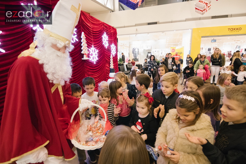 Sveti Nikola posjetio Supernova centar i razveselio mališane
