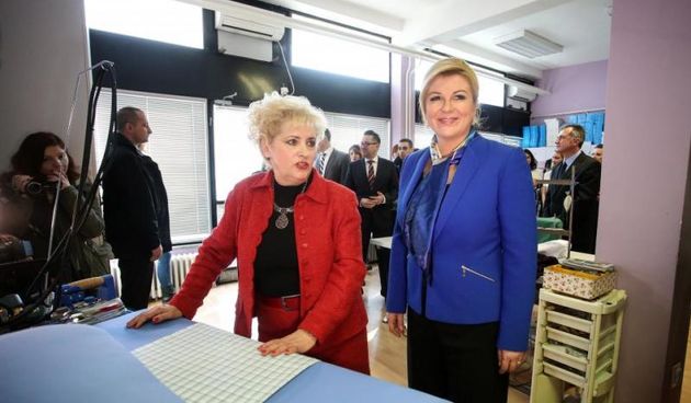 Zagreb – Predsjednica Kolinda Grabar-Kitarovic urucila je industrijsko glacalo clanicama udruge Kamensko. Photo: Petar Glebov/PIXSELL