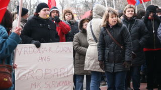 Osijek, 180313.
Ministri Ivan Vrdoljak , Branko Grcic, Tihomir Jakovina i Mirando Mrsic odrzali su prezentaciju investicijske politike Vlade RH. Ispred zgrade u kojoj se odrzavala prezentacija nezadovoljni djelatnici MK Slavonije docekali su ministre s tr