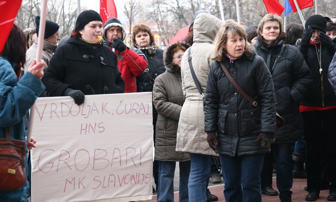 Osijek, 180313.
Ministri Ivan Vrdoljak , Branko Grcic, Tihomir Jakovina i Mirando Mrsic odrzali su prezentaciju investicijske politike Vlade RH. Ispred zgrade u kojoj se odrzavala prezentacija nezadovoljni djelatnici MK Slavonije docekali su ministre s tr