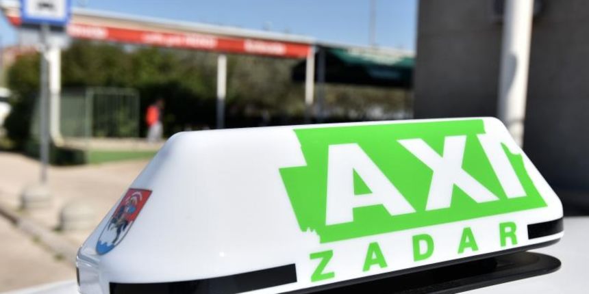 Na autobusnom kolodvoru dio taksista odrzao je prosvjed zbog kako kazu sve tezih uvijeta rada. Photo: Dino Stanin/PIXSELL Na autobusnom kolodvoru dio taksista odrzao je prosvjed zbog kako kazu sve tezih uvijeta rada. Photo: Dino Stanin/PIXSELL