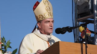 Zadar, 080510.
Zadar je domacin Susreta katolicke mladezi 2010. 
Susret ce trajati dva dana a u njemu ce sudjelovati preko 30.000 mladih iz Hrvatske i svijeta. 
Na slici: misa u sportskom centru Visnjik, nadbiskup zadarski Zelimir Puljic
Foto: Vladimir Iv