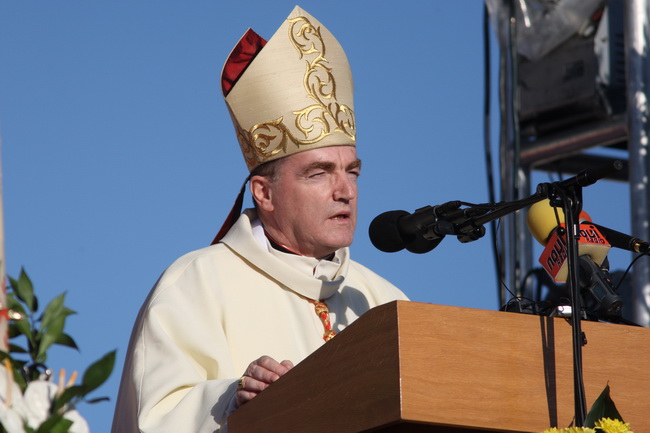 Zadar, 080510.
Zadar je domacin Susreta katolicke mladezi 2010. 
Susret ce trajati dva dana a u njemu ce sudjelovati preko 30.000 mladih iz Hrvatske i svijeta. 
Na slici: misa u sportskom centru Visnjik, nadbiskup zadarski Zelimir Puljic
Foto: Vladimir Iv