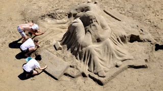 Lopar, 150612.
Nakon tri dana zavrsen je Prvi festival skulpture u pijesku
Najpjescanija plaza u Loparu, Rajska plaza ugostila je umjetnike i studente likovne akademije iz Zagreba na prvom festivalu skulpture u pijesku. Ukupno je izradjeno sedam skulptur Lopar, 150612.
Nakon tri dana zavrsen je Prvi festival skulpture u pijesku
Najpjescanija plaza u Loparu, Rajska plaza ugostila je umjetnike i studente likovne akademije iz Zagreba na prvom festivalu skulpture u pijesku. Ukupno je izradjeno sedam skulptur