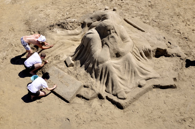 Lopar, 150612.
Nakon tri dana zavrsen je Prvi festival skulpture u pijesku
Najpjescanija plaza u Loparu, Rajska plaza ugostila je umjetnike i studente likovne akademije iz Zagreba na prvom festivalu skulpture u pijesku. Ukupno je izradjeno sedam skulptur Lopar, 150612.
Nakon tri dana zavrsen je Prvi festival skulpture u pijesku
Najpjescanija plaza u Loparu, Rajska plaza ugostila je umjetnike i studente likovne akademije iz Zagreba na prvom festivalu skulpture u pijesku. Ukupno je izradjeno sedam skulptur