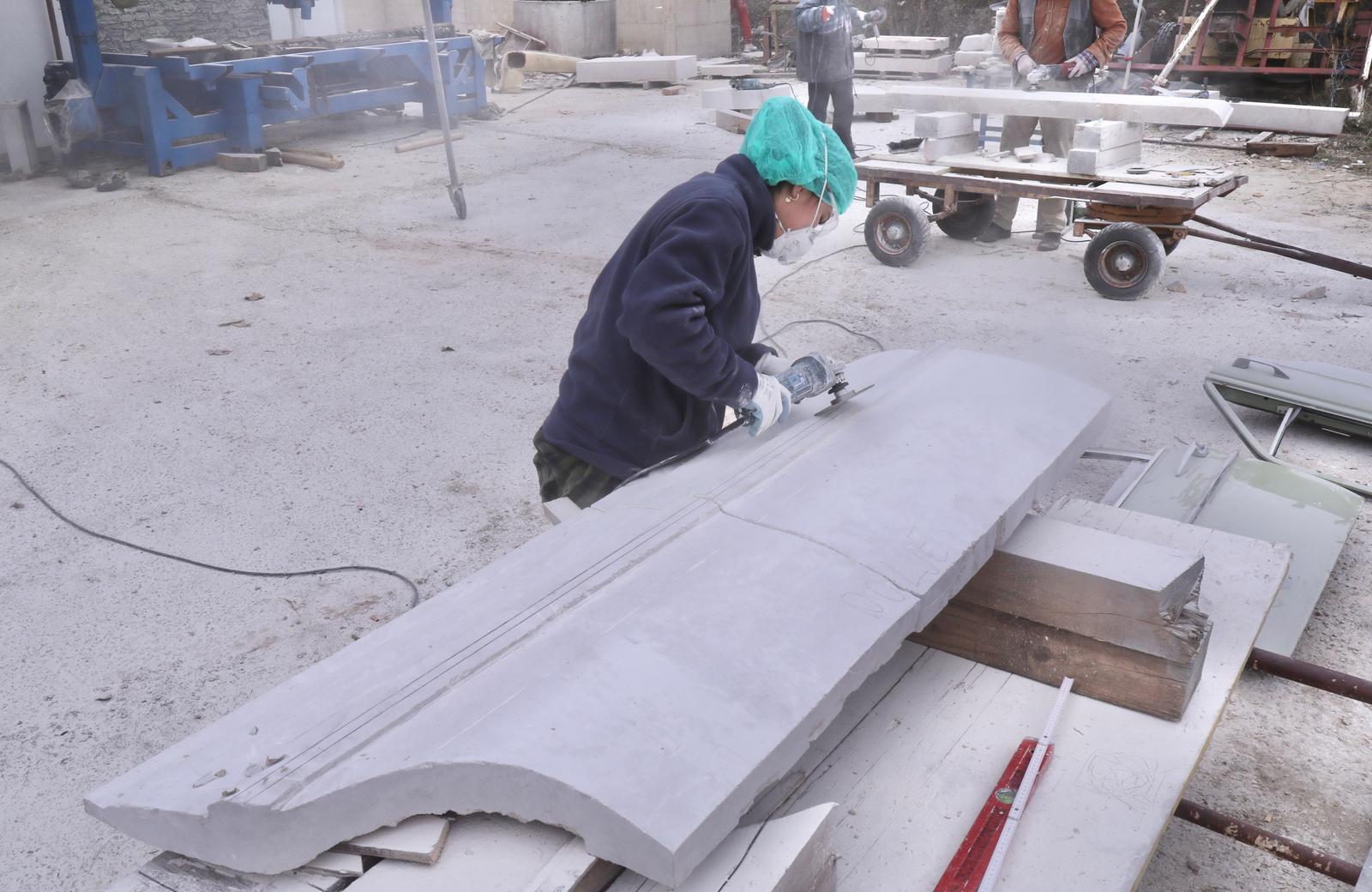 Mladi europski kipari stigli u Imotski, punom parom rade spomenik kultnom Mercedesu Mladi europski kipari stigli u Imotski, punom parom rade spomenik kultnom Mercedesu