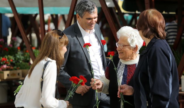 Zadar, 010513.
Predstavnici Koalicije za promjene, predvodjeni kandidatom za gradonacelnika Ivom Bilicem, obiljezili su 1. svibanj – Medjunarodni praznik rada podjelom karanfila sugradjankama i sugradjanima. 
Na fotografiji: Ivo Bilic dijeli karanfile.
Fo