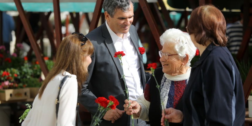 Zadar, 010513.
Predstavnici Koalicije za promjene, predvodjeni kandidatom za gradonacelnika Ivom Bilicem, obiljezili su 1. svibanj – Medjunarodni praznik rada podjelom karanfila sugradjankama i sugradjanima.
Na fotografiji: Ivo Bilic dijeli karanfile.
Fo Zadar, 010513.
Predstavnici Koalicije za promjene, predvodjeni kandidatom za gradonacelnika Ivom Bilicem, obiljezili su 1. svibanj – Medjunarodni praznik rada podjelom karanfila sugradjankama i sugradjanima.
Na fotografiji: Ivo Bilic dijeli karanfile.
Fo