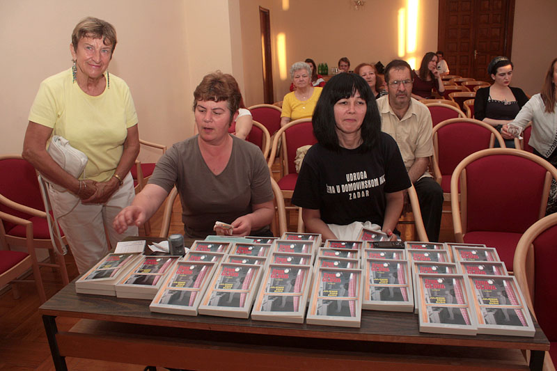 Julianne Eden Bušić predstavila novu knjigu “Živa glava”, Foto: Lucija Juravić Julianne Eden Bušić predstavila novu knjigu “Živa glava”, Foto: Lucija Juravić