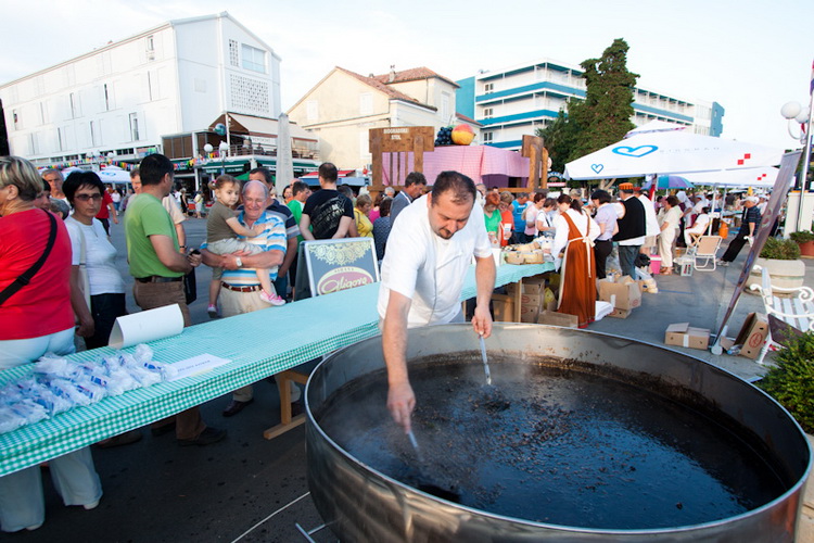 Biograd: 6. Dugi svehrvatski eno-eko-gastro-etno stol, Foto: Franjo Jurić Biograd: 6. Dugi svehrvatski eno-eko-gastro-etno stol, Foto: Franjo Jurić